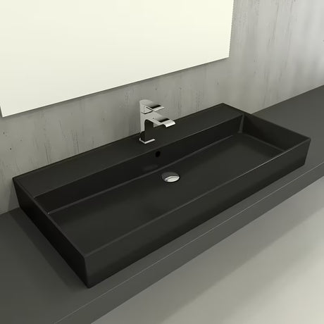 Czarno-matowa ceramiczna umywalka wisząca SAT Infinitio z przelewem i centralnym otworem pro na baterię.