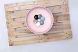 Matowa różowa cienkościenna ceramiczna umywalka nablatowa  SAT Infinitio 39x39 cm bez przelewu