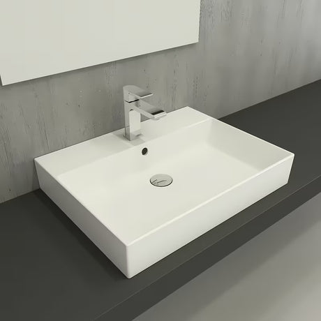 Biała ceramiczna umywalka wisząca SAT Infinitio 60,5x46,5 cm z przelewem i centralnym otworem pro na baterię.