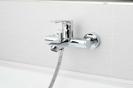 Chromowana ścienna jednouchwytowa bateria wannowa SAT Project o rozstawie 150 mm