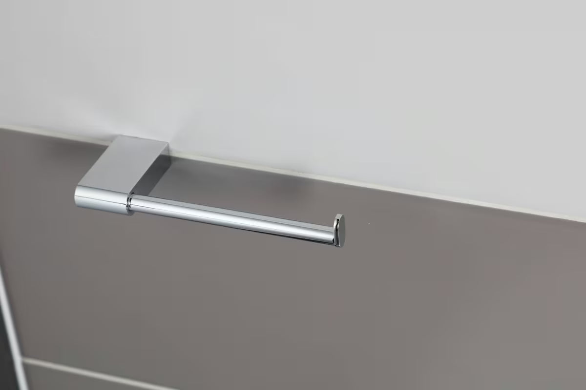 Chromowany uchwyt na papier toaletowy SAT Project o kwadratowym designie, pro do montażu ściennego.