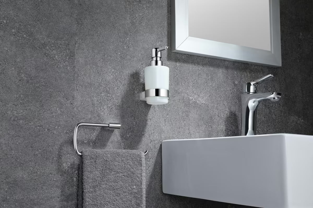 Ścienny uchwyt na ręczniki SAT Project w wykończeniu chrom, z chromowanego aluminium