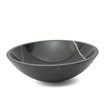 Umywalka nablatowa  SAT Purity z naturalnego czarnego marmuru o wymiarach 43 x 43 cm bez przelewu.
