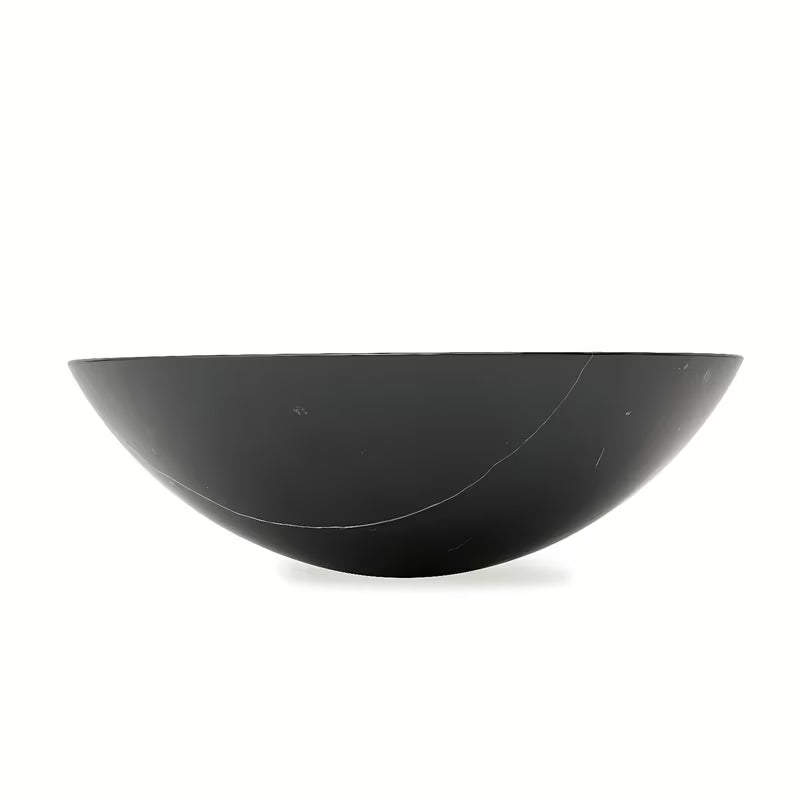 Umywalka nablatowa  SAT Purity z naturalnego czarnego marmuru o wymiarach 43 x 43 cm bez przelewu.