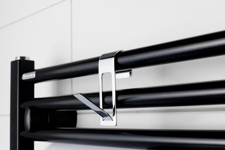Chromowany metalowy haczyk SAT Chrome pro do zawieszenia na grzejnik łazienkowy z ochronną taśmą 3M