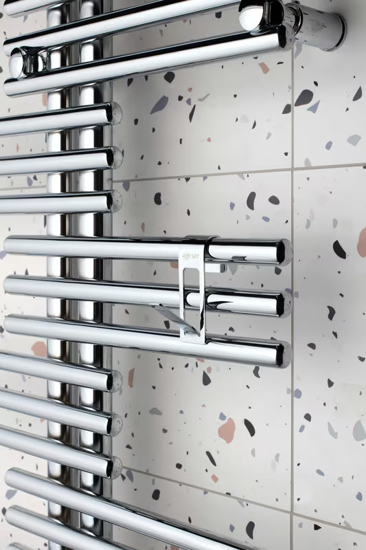 Chromowany metalowy haczyk SAT Chrome pro do zawieszenia na grzejnik łazienkowy z ochronną taśmą 3M