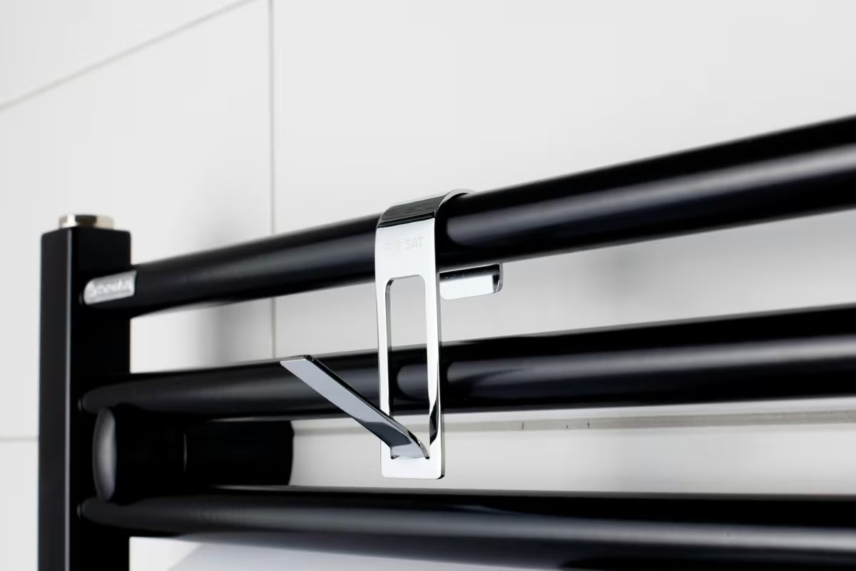 Chromowany metalowy haczyk SAT Chrome pro do zawieszenia na grzejnik łazienkowy z ochronną taśmą 3M