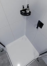 Narożna nierdzewna półka do prysznice SAT w czarnym macie z wyjmowaną wkładką z tworzywa sztucznego.