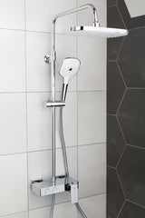 System prysznicowy SAT Chrome z baterią jednouchwytową, półką oraz deszczownicą i słuchawką prysznicową, wykończenie biały/chrom.
