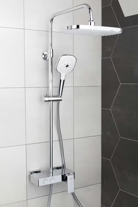 System prysznicowy SAT Chrome z baterią jednouchwytową, półką oraz deszczownicą i słuchawką prysznicową, wykończenie biały/chrom.