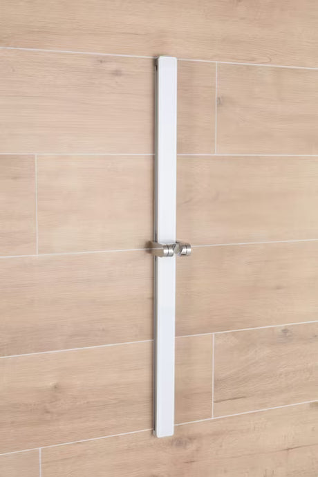 Drążek prysznicowy SAT 80 cm w wykończeniu biało-chrom z przesuwnym i regulowanym uchwytem prysznice