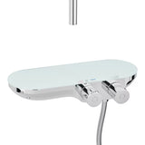 System prysznicowy SAT z baterią termostatyczną w wykończeniu biały/chrom z deszczownicą, słuchawką prysznicową i szklaną półką.