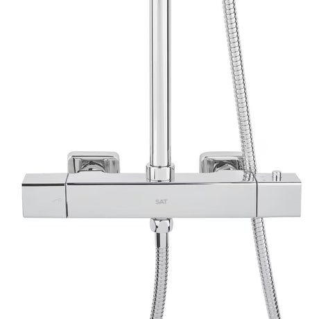 Chromowany termostatyczny system prysznicowy SAT z deszczownicą 32 × 21 cm i rączką prysznicową.