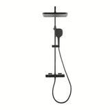 Termostatyczny system prysznicowy SAT w wykończeniu czarny mat z deszczownicą 32×21 cm i rączką prysznicową.