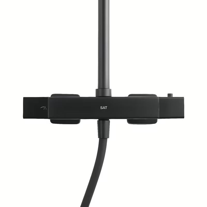 Termostatyczny system prysznicowy SAT w wykończeniu czarny mat z deszczownicą 32×21 cm i rączką prysznicową.