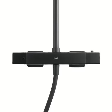 Termostatyczny system prysznicowy SAT w wykończeniu czarny mat z deszczownicą 32×21 cm i rączką prysznicową.
