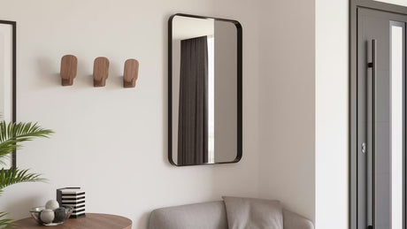 Prostokątne łazienkowe lustro SAT 60x80 cm z czarną aluminiową ramą, do montażu w pionie i poziomie.