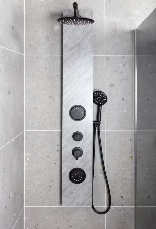 Hydromasażowy panel prysznicowy SAT Stoneshower w kolorze czarnym z dekorem kamienia, z deszczownicą i słuchawką prysznicową.