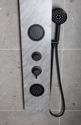 Hydromasażowy panel prysznicowy SAT Stoneshower w kolorze czarnym z dekorem kamienia, z deszczownicą i słuchawką prysznicową.