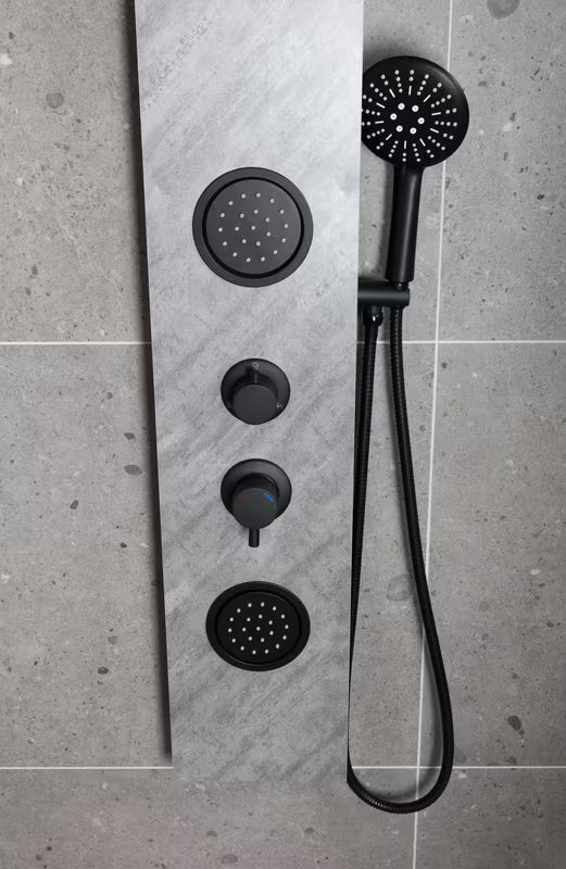 Hydromasażowy panel prysznicowy SAT Stoneshower w kolorze czarnym z dekorem kamienia, z deszczownicą i słuchawką prysznicową.