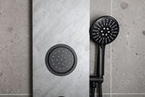 Hydromasażowy panel prysznicowy SAT Stoneshower w kolorze czarnym z dekorem kamienia, z deszczownicą i słuchawką prysznicową.