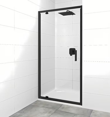 Pivotowe drzwi prysznicowe SAT Tex 90 cm w czarnym wykończeniu z przezroczystym szkłem bezpiecznym.