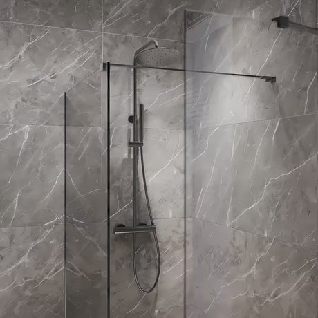 Walk-in ścianka prysznicowa SAT Walk-in 110 cm z przezroczystym szkłem i profilami w wykończeniu PVD Gun metal.