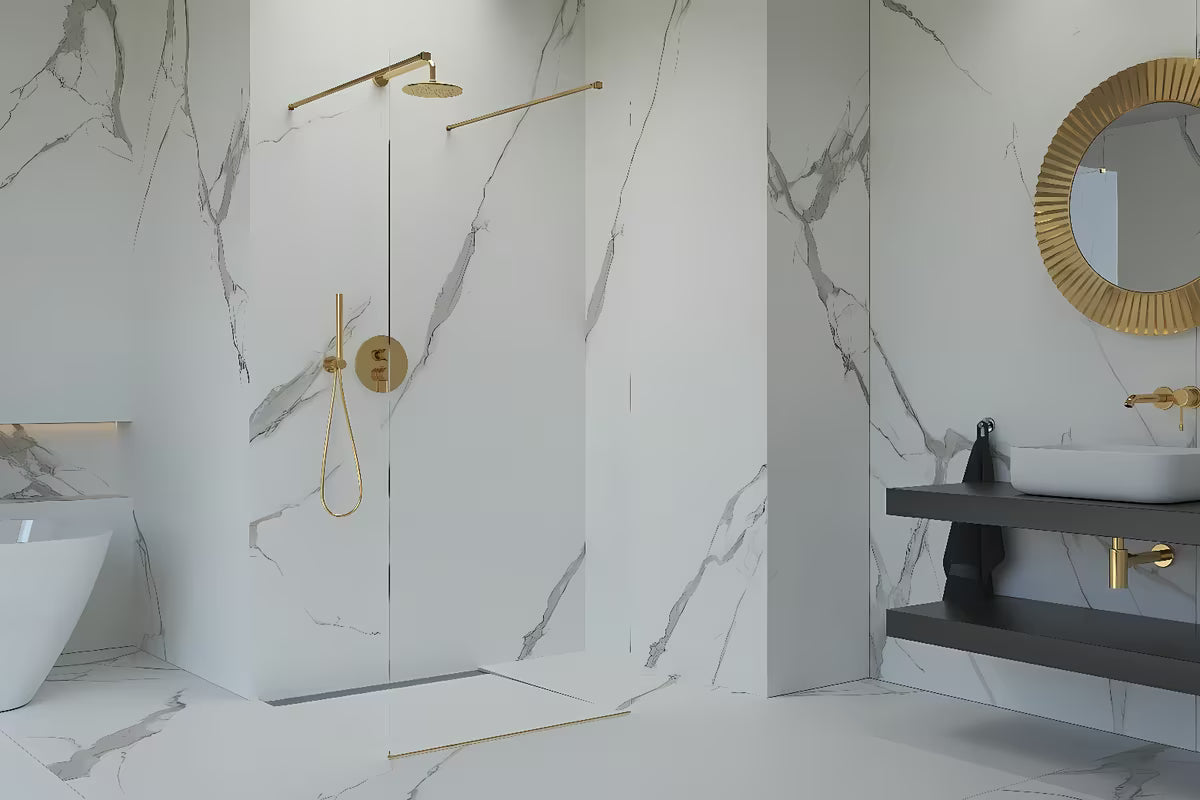 SAT Walk-in ścianka prysznicowa Walk‑in- 120 cm z przezroczystego szkła ze złotym wspornikiem i powłoką EasyClean.