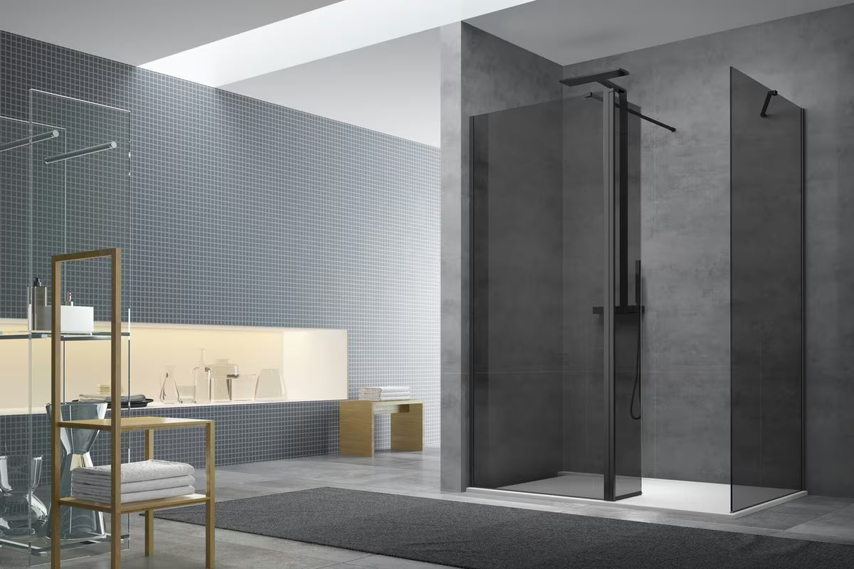 SAT Walk-in ścianka prysznicowa Walk‑in- 140 × 90 cm w kolorze czarnym z nieprzezroczystym szkłem dymionym i ścianką obrotową.