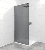 SAT Walk-in ścianka prysznicowa Walk‑in- 140 cm w błyszczącym chromie z nieprzezroczystym szkłem w kolorze dymionym.