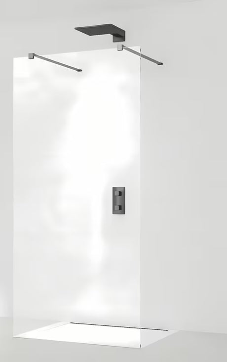Walk-in parawan prysznicowy SAT Walk-in 140 cm w czarnym wykończeniu z przezroczystym szkłem i bezramową konstrukcją.