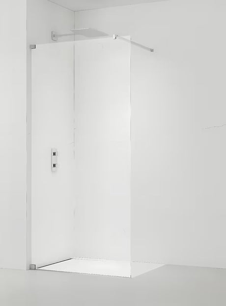 Ścianka prysznicowa walk‑in- SAT Walk-in 70 cm z przezroczystym szkłem bez dekoru i profilami w połyskującym chromie.