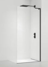 Walk-in ścianka prysznicowa SAT Walk-in 70 cm w kolorze czarny mat z przezroczystym szkłem i bezramową konstrukcją.