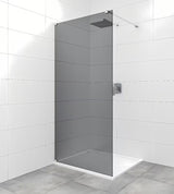 SAT Walk-in ścianka prysznicowa Walk‑in- 80 cm w połyskującym chromie z nieprzezroczystym szkłem z efektem dymionym.