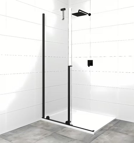 Ścianka prysznicowa Walk‑in- SAT Xmotion 110 cm w kolorze czarnym z przezroczystym szkłem i drzwiami przesuwnymi.