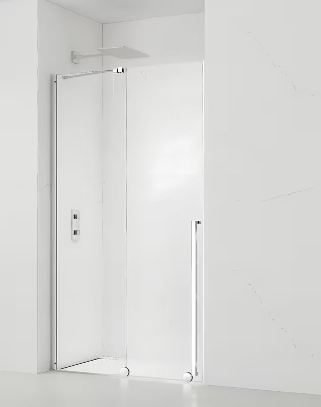 Drzwi prysznicowe SAT Xmotion 120 cm do wnęki w połyskującym chromie z przezroczystym szkłem i drzwiami przesuwnymi.