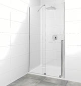 Drzwi prysznicowe SAT Xmotion 120 cm do wnęki w połyskującym chromie z przezroczystym szkłem i drzwiami przesuwnymi.