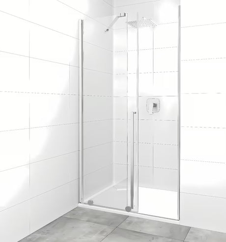 Drzwi prysznicowe SAT Xmotion 120 cm do wnęki w połyskującym chromie z przezroczystym szkłem i drzwiami przesuwnymi.