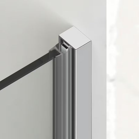Drzwi prysznicowe SAT Xmotion 120 cm do wnęki w połyskującym chromie z przezroczystym szkłem i drzwiami przesuwnymi.
