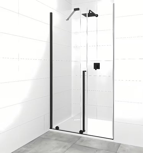 Drzwi prysznicowe walk-in SAT Walk-In Xmotion 140 cm w kolorze czarnym, z przezroczystym szkłem i systemem przesuwnym.