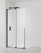 Czarna walk-in kabina prysznicowa SAT Walk-In Xmotion 110 cm z przezroczystym szkłem i systemem przesuwnym.