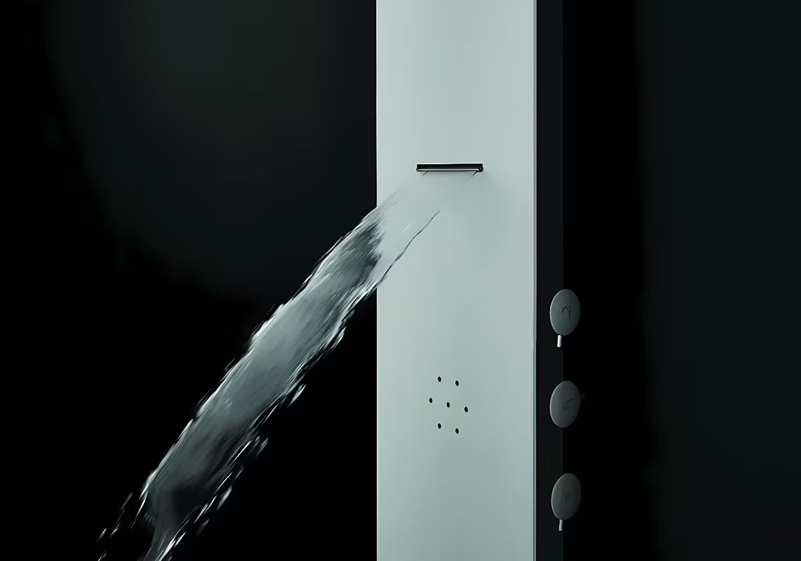 Biały panel prysznicowy SIKO Alushower z 4 funkcjami, w tym deszczownicą, słuchawką prysznicową prysznice, wodospadem i dyszami masującymi.