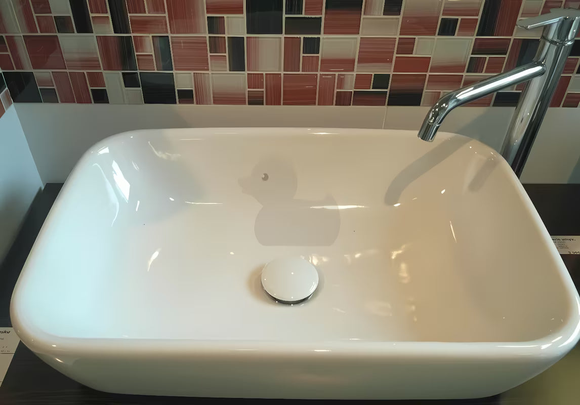 Biała odpływ do umywalki bez przelewu z funkcją stałego przepływu i okrągłym ceramicznym pokrętłem