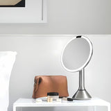 Lusterko kosmetyczne Simplehuman Dual Touch ze szczotkowanej stali nierdzewnej z oświetleniem LED Tru-lux i 5-krotnym powiększeniem.