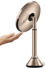 Lusterko kosmetyczne Simplehuman Dual Touch w kolorze rose gold z oświetleniem LED Tru-lux i dotykową regulacją jasności.