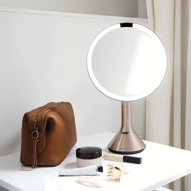 Lusterko kosmetyczne Simplehuman Dual Touch w kolorze rose gold z oświetleniem LED Tru-lux i dotykową regulacją jasności.