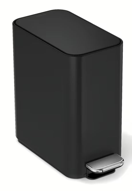 Czarny wąski pedałowy kosz na śmieci Simplehuman CW2101 o pojemności 5 litrów, odpowiedni do łazienki i do MISKA wc.