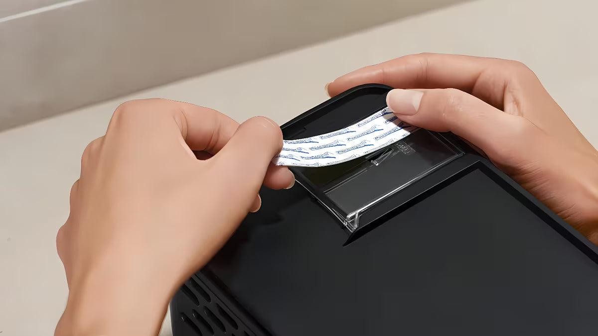 Czarna półka prysznicowa Tesa Lavaa bez wiercenia z systemem klejenia tesa Powerstrips Waterproof