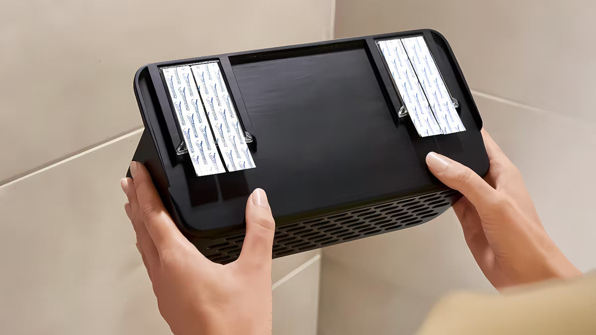 Czarna półka prysznicowa Tesa Lavaa bez wiercenia z systemem klejenia tesa Powerstrips Waterproof