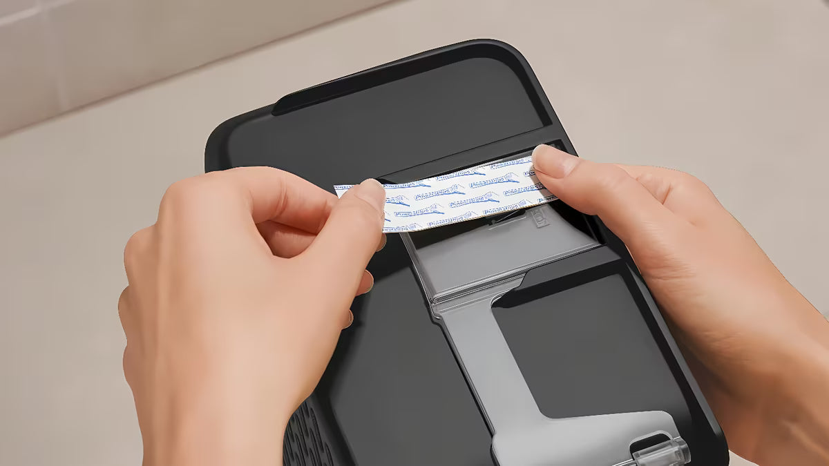 Narożna półka prysznicowa półka Tesa w matowej czerni z montażem bez wiercenia za pomocą Powerstrips Waterproof.